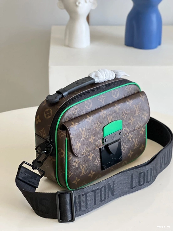 S VUITTON LOCK LOUIS MESSENGER 0819